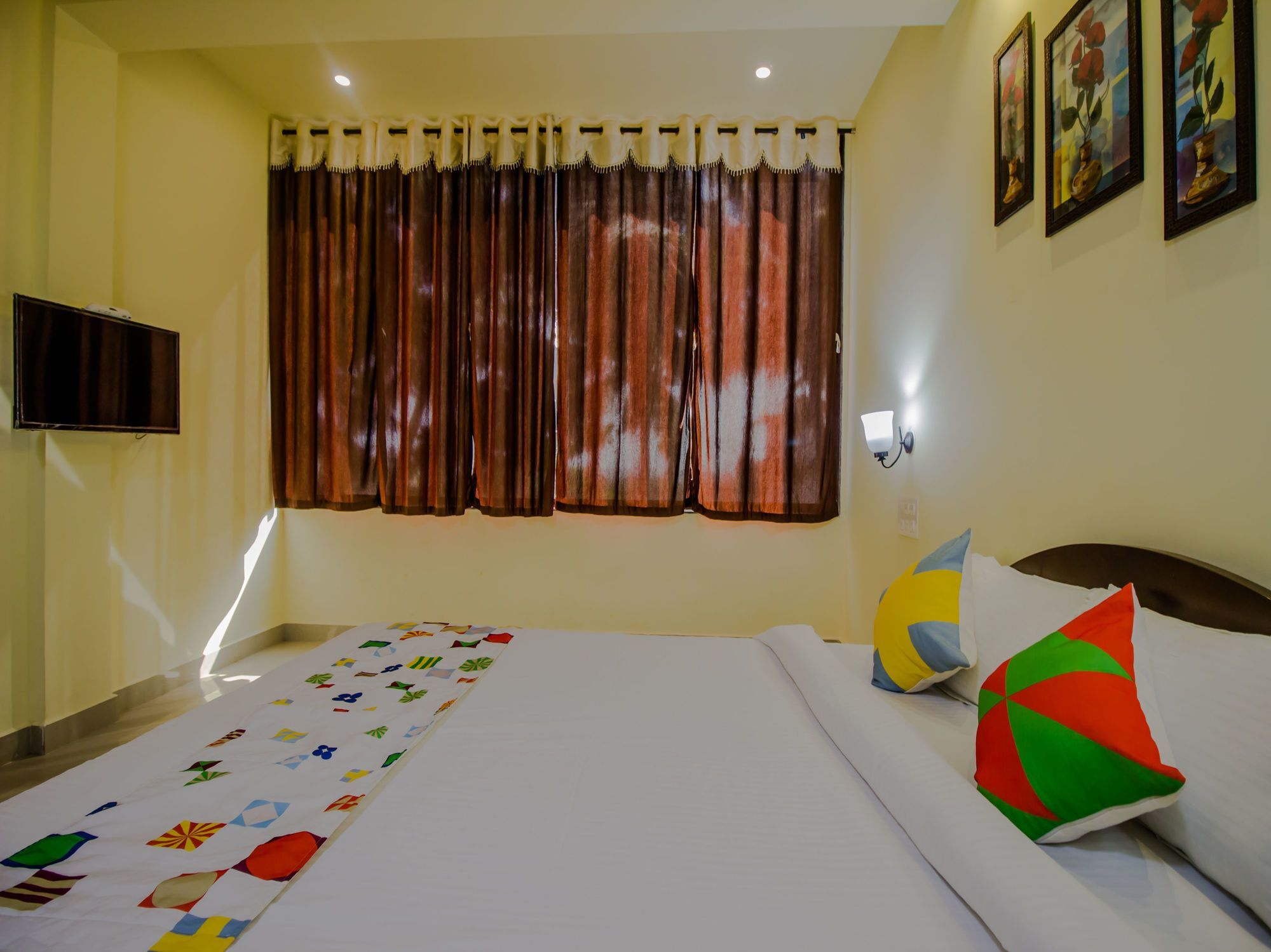 Oyo 14182 Graceful Ashwem Hotel