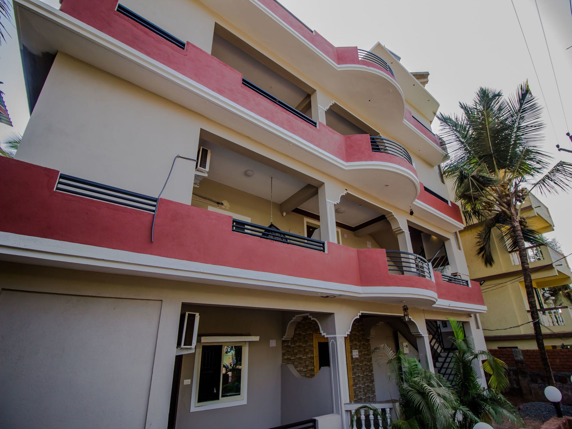 Oyo 14182 Graceful Ashwem Hotel